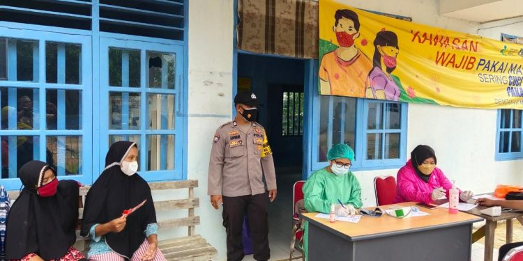 Polsek Bulang Laksanakan Percepatan Vaksinasi Ke Pulau Temoyong Kec. Bulang Kota Batam