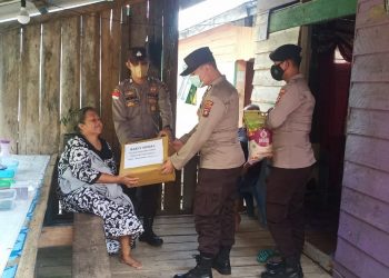 Polsek Bunguran Barat Bagikan Paket Sembako Kepada Masyarakat
