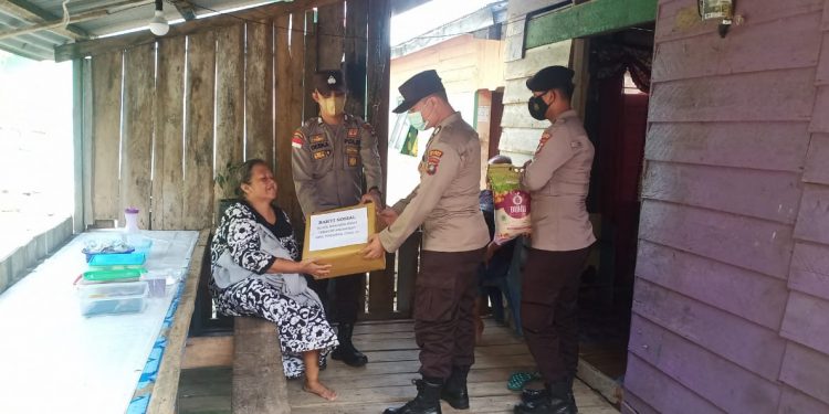 Polsek Bunguran Barat Bagikan Paket Sembako Kepada Masyarakat