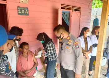 Polsek Bunguran Timur Laksanakan Vaksinasi Lansia Door to Door Ke Rumah Masyarakat