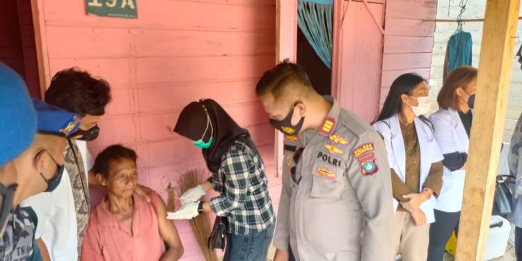 Polsek Bunguran Timur Laksanakan Vaksinasi Lansia Door to Door Ke Rumah Masyarakat