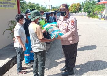 Polsek Kawasan Pelabuhan Batam, Bagikan Sembako Kepada Masyarakat yang Terdampak Covid-19