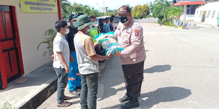 Polsek Kawasan Pelabuhan Batam, Bagikan Sembako Kepada Masyarakat yang Terdampak Covid-19