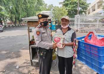 POLRES METRO JAKARTA UTARA BAGIKAN PAKET SEMBAKO  BERUPA BERAS