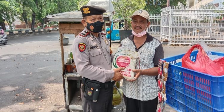 POLRES METRO JAKARTA UTARA BAGIKAN PAKET SEMBAKO BERUPA BERAS