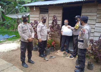 Polsek Midai Bagikan Paket Sembako Kepada Masyarakat
