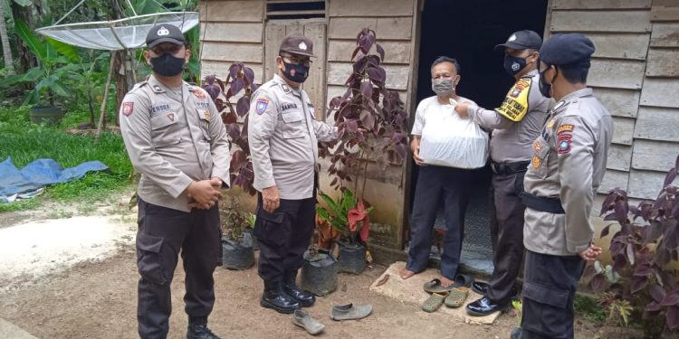 Polsek Midai Bagikan Paket Sembako Kepada Masyarakat