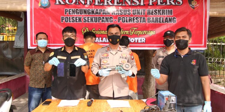 Polsek Sekupang Gelar Konferensi Pers Amankan 2 Pelaku Curanmor (Residivis)