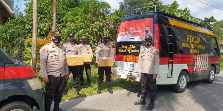 Sat Binmas Polres Natuna Bagikan Paket Sembako Kepada Masyarakat