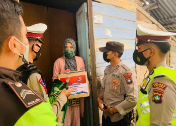 Satlantas Polres Natuna Bagikan Paket Sembako dan Masker Kepada Masyarakat
