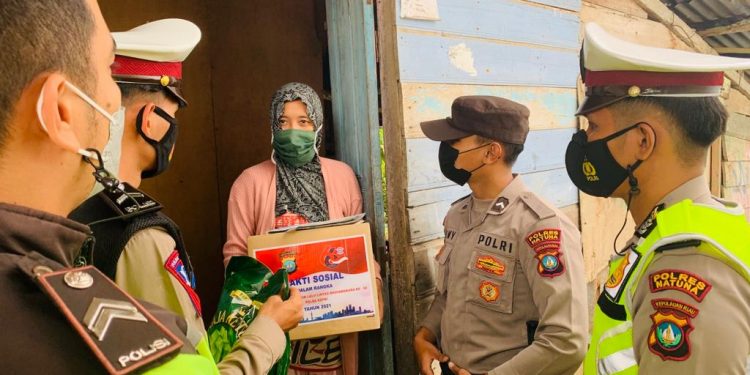 Satlantas Polres Natuna Bagikan Paket Sembako dan Masker Kepada Masyarakat