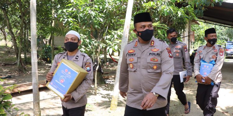 Setiap Jumat Peduli Warga, Kapolres Karimun Laksanakan Bakti Sosial
