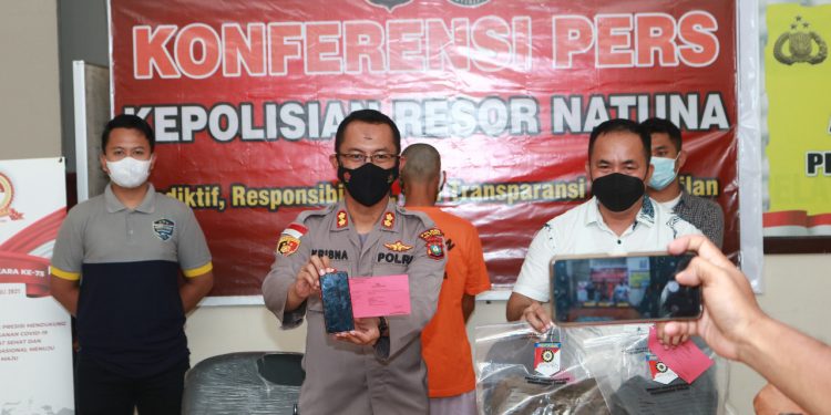 Setubuhi Anak di Bawah Umur, (WS) Tertunduk Lesu Saat di Amankan Satreskrim Polres Natuna