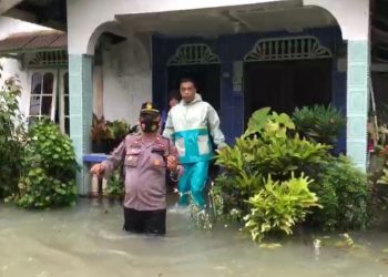 Tanggap Bencana, Polres Lingga dan Polsek Singkep Barat Lakukan Pengamanan dan Bantu Warga di Lokasi Bencana