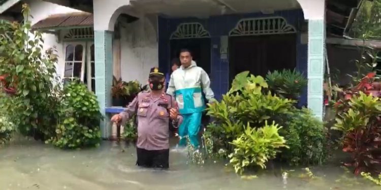 Tanggap Bencana, Polres Lingga dan Polsek Singkep Barat Lakukan Pengamanan dan Bantu Warga di Lokasi Bencana