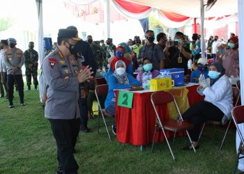 Tinjau Vaksinasi di Surabaya, Kapolri: Datangi dan Layani Warga yang Ada Di Titik Tak Terjangkau