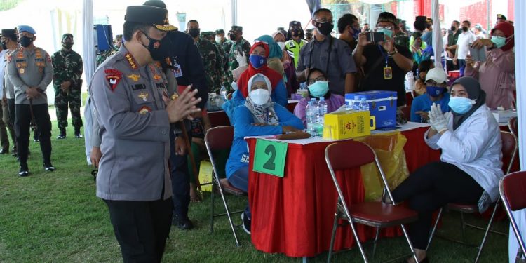 Tinjau Vaksinasi di Surabaya, Kapolri: Datangi dan Layani Warga yang Ada Di Titik Tak Terjangkau