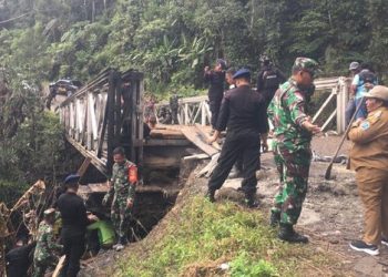 TNI-Polri & Masyarakat perbaiki Jembatan Sahayu yang rusak akibat OTK