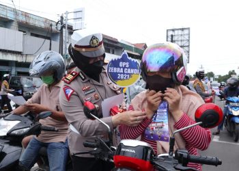 Gelar Operasi Zebra Candi 2021, Polres Pekalongan Kota bagikan Stiker Peringatan