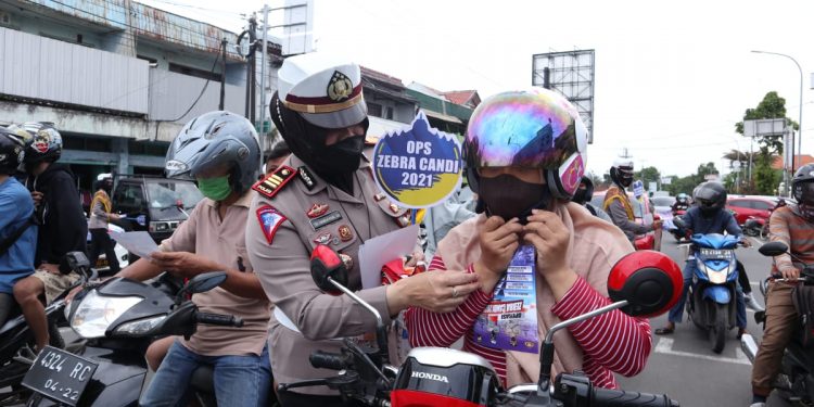Gelar Operasi Zebra Candi 2021, Polres Pekalongan Kota bagikan Stiker Peringatan