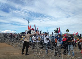 Amankan Aksi Unjuk Rasa Polwan Polres Tanjungpinang Bagi-Bagi Masker