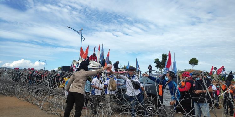 Amankan Aksi Unjuk Rasa Polwan Polres Tanjungpinang Bagi-Bagi Masker