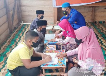 Anggota Satpolairud Polres Karimun, Usai Dinas Luangkan Waktu untuk Mengajar Menulis dan Membaca Al-Quran kepada Anak-anak