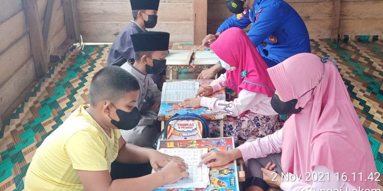 Anggota Satpolairud Polres Karimun, Usai Dinas Luangkan Waktu untuk Mengajar Menulis dan Membaca Al-Quran kepada Anak-anak