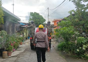 Antisipasi Covid-19, Brimob Polda Kepri Terus Lakukan Penyemprotan Cairan Desinfektan