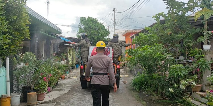 Antisipasi Covid-19, Brimob Polda Kepri Terus Lakukan Penyemprotan Cairan Desinfektan