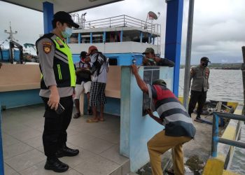 Antisipasi Cuaca Ekstrem, Patroli Sinar Biru Polsek KKP Sambangi Penambang Boat dan Pompong