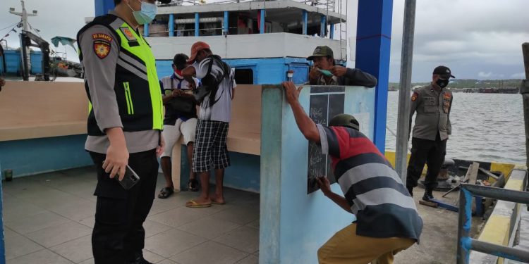 Antisipasi Cuaca Ekstrem, Patroli Sinar Biru Polsek KKP Sambangi Penambang Boat dan Pompong