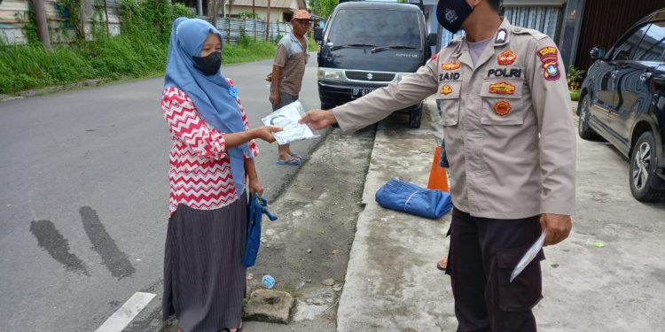 Bagikan Masker Gratis, Sat Binmas Polres Natuna Ingatkan Warga Untuk Tetap Taati Prokes