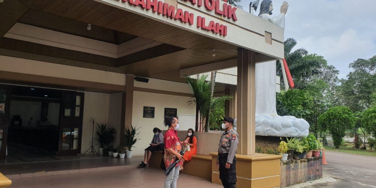 Berikan Rasa Aman Saat Beribadah Sat Samapta Polresta Barelang Patroli Gereja Kota Batam