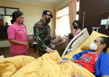 Cara Kapolri Peringati HUT ke-76 Brimob : Jenguk – Beri Semangat Anggota yang Tertembak Saat Bertugas   