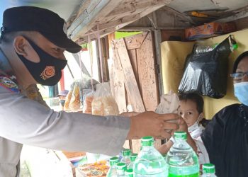 Gelar Dapur Umum, Jajaran Polsek Bukit Bestari Bagikan Makan Siang Kepada Warga Tak Mampu