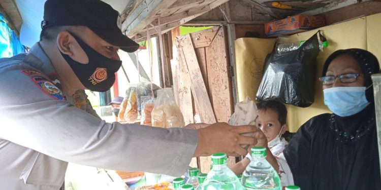Gelar Dapur Umum, Jajaran Polsek Bukit Bestari Bagikan Makan Siang Kepada Warga Tak Mampu