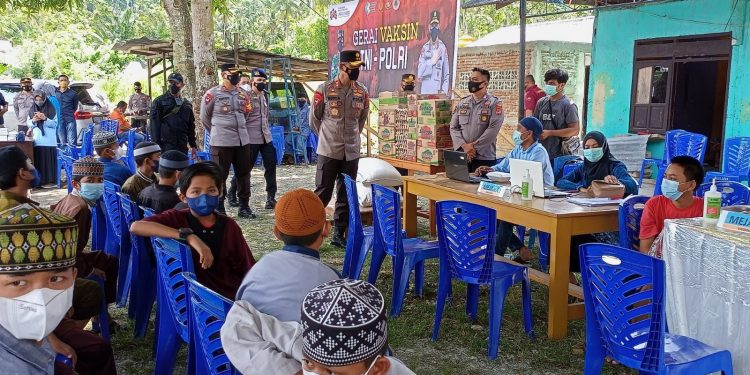 TNI-POLRI Adakan Vaksinasi & Layani di Ponpes Al-Manshuroh Poso