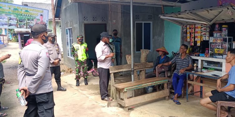 Hingga Malam Hari Personil Polsek Bintan Timur Laksanakan Pengamanan Kegiatan Pemilihan Kepala Desa Dendun Kecamatan Mantang