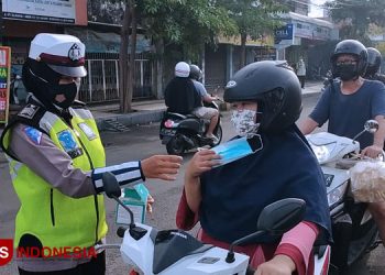 Humanis, Personel Polres Gresik Bagikan Masker saat Operasi Zebra Semeru