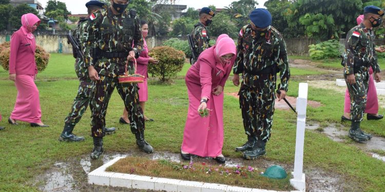 HUT Korps Brimob Polri Ke – 76, Dansat Brimob Polda Kepri Pimpin Ziarah Rombongan Di TMP Pusara Bhakti Bulan Gebang Batam