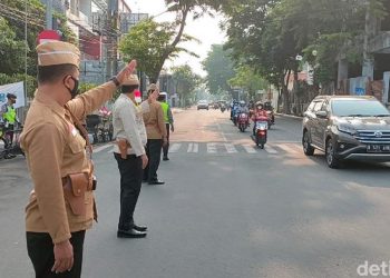 Polersta Kediri Atur Lalin Pakai Baju Khas Pejuang Atas Perayaan Hari Pahlawan