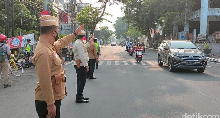 Polersta Kediri Atur Lalin Pakai Baju Khas Pejuang Atas Perayaan Hari Pahlawan
