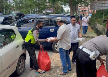 Jumat Barokah, Polresta Barelang Bagikan Paket Makanan Kepada Jamaah Shalat Jumat Masjid Baitussyakur Nagoya Kota Batam