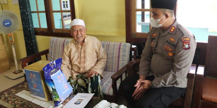 Jum’at Berkah, Bakti Sosial Kapolres Karimun