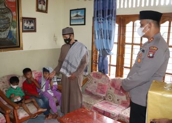 Jum’at Berkah, Kapolres Karimun Bantu Anak Penderita Penyakit Usus Buntu