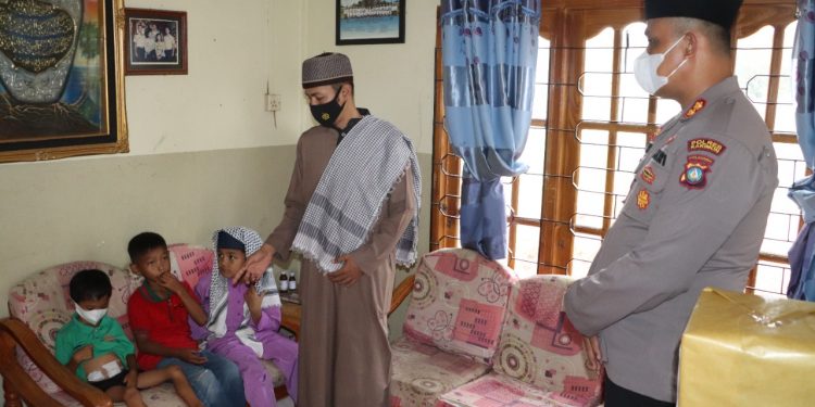 Jum’at Berkah, Kapolres Karimun Bantu Anak Penderita Penyakit Usus Buntu