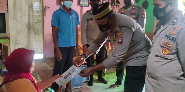 Jum’at Berkah, Kapolres Karimun Bantu Penderita Penyakit Stroke