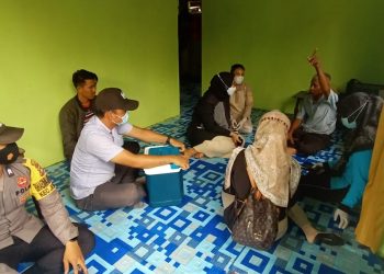 Kanit Binmas Polsek Jemaja dan Bhabinkamtibmas Kecamatan Jemaja Barat Laksanakan Pengawasan Vaksinasi