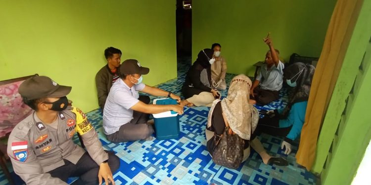 Kanit Binmas Polsek Jemaja dan Bhabinkamtibmas Kecamatan Jemaja Barat Laksanakan Pengawasan Vaksinasi